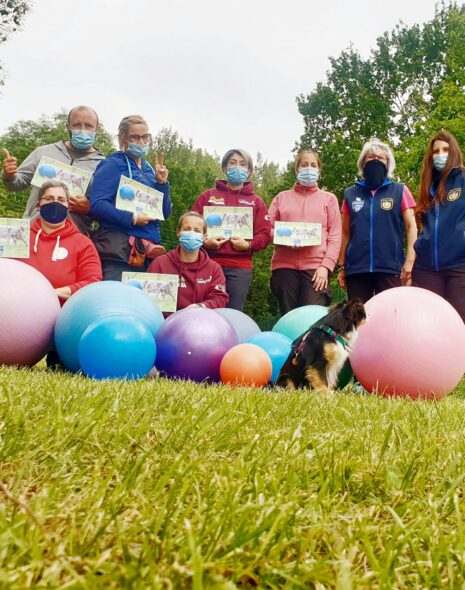 Foto di gruppo dei tecnici di 1 livello con diplomi in mano