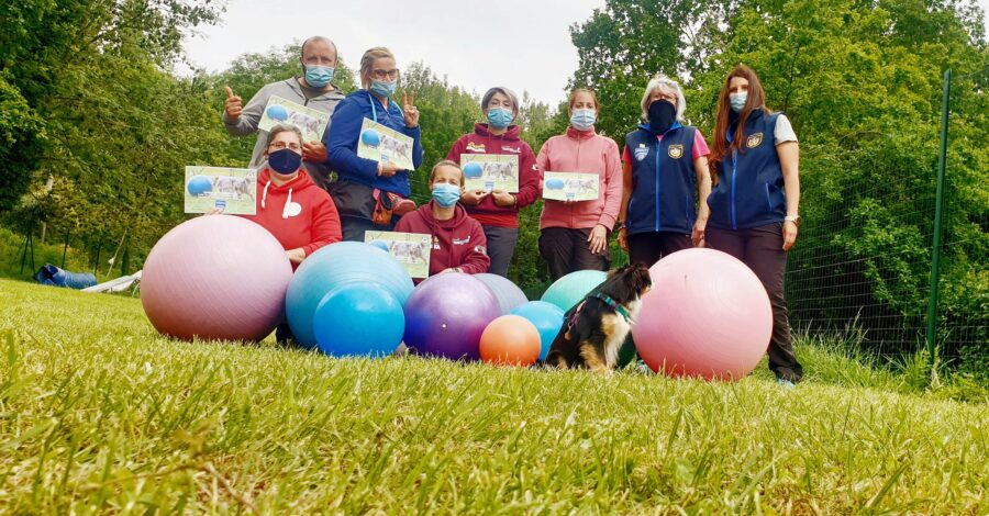 Foto di gruppo dei tecnici di 1 livello con diplomi in mano